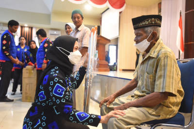 Bupati Luwu Utara, Indah Putri Indriani saat menyerahkan bantuan untuk lansia