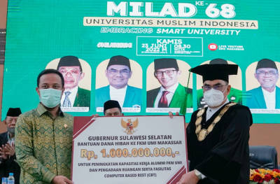 Gubernur Sulsel, Andi Sudirman Sulaiman saat menyerahkan secara simbolis bantuan hibah untuk UMI Makassar