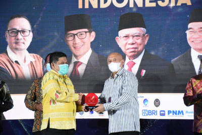 Kadis Kominfo Sulsel, Amson Padolo saat mewakili Gubernur Sulsel menerima penghargaan Merdeka Award