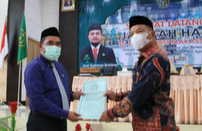 Bupati Bulukumba Muchtar Ali Yusuf (Andi Utta) saat melepas Jamaah Calon Haji asal Bulukumba, di Asrama Haji Makassar