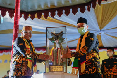 Gubernur Sulsel, Andi Sudirman Sulaiman saat memegang piala untuk MTQ XXXII Tingkat Provinsi Sulsel