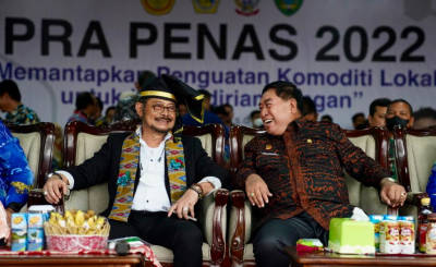 Mentan RI Syahrul Yasin Limpo (SYL) bersama Sekprov Sulsel, Abdul Hayat di salah satu kegiatan di Kabupaten Maros.