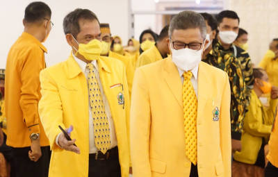 Ketua DPD II Golkar Takalar, Zulkarnain Arief saat mendampingi Ketua Golkar Sulsel Taufan Pawe di salah satu kesempatan.