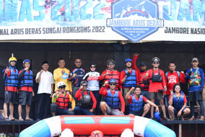 Bupati Luwu Utara, Indah Putri Indriani saat menutup Jambore Arus Deras Sungai Rongkong, di Luwu Utara