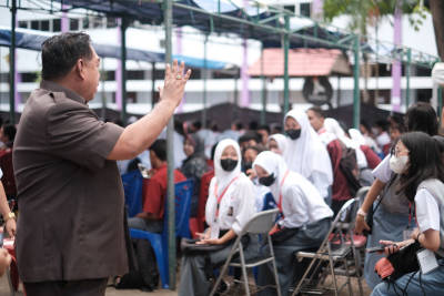 Sekprov Sulsel, Abdul Hayat saat menyapa peserta olimpiade bahasa dan sastra Indonesia di UNM