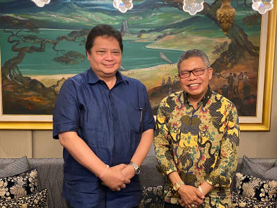 Ketua Umum DPP Golkar, Airlangga Hartarto bersama Ketua DPD Golkar Sulsel, Taufan Pawe di kantor DPP Golkar