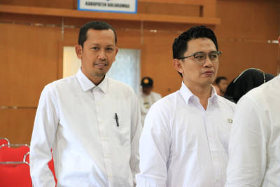 Kabid Humas Dinas Kominfo Bulukumba, Andi Ayutullah saat dilantik Bupati Bulukumba, Andi Muchtar Ali Yusuf.