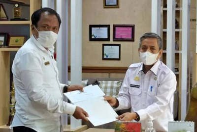 Kepala BKAD Pemprov Sulsel, Muh. Rasyid saat menyerahkan bantuan keuangan untuk Pemkot Makassar