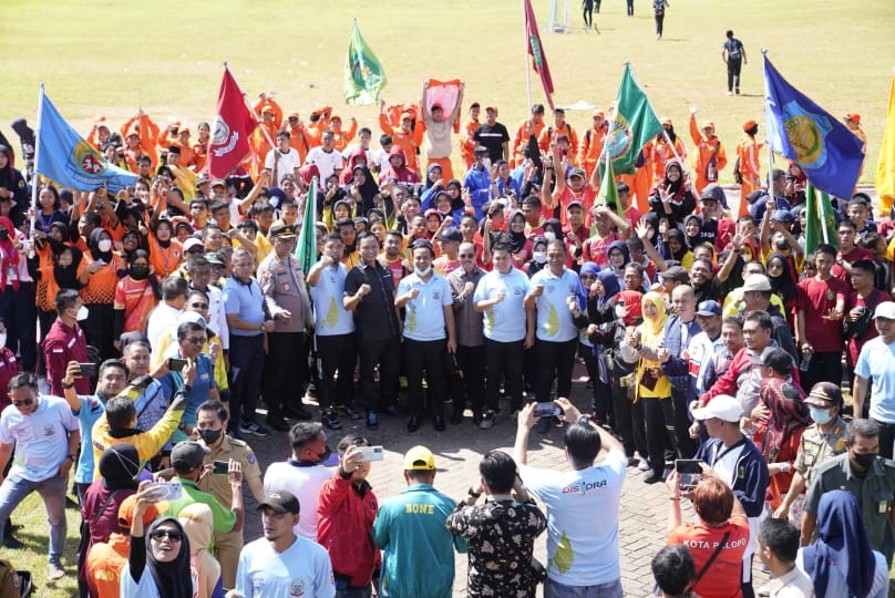 Gubernur Andi Sudirman saat membuka secara resmi pagelaran Pekan Olahraga Pelajar Daerah (POPDA) tingkat Provinsi Sulsel di Lapangan GOR Sudiang, Kota Makassar
