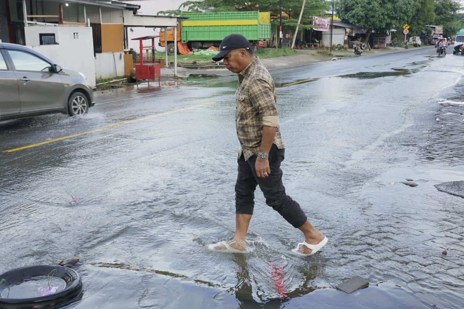 Bupati Bulukumba Andi Muchtar Ali Yusuf saat meninjau drainase yang meluap depan SPBU Kirasa.