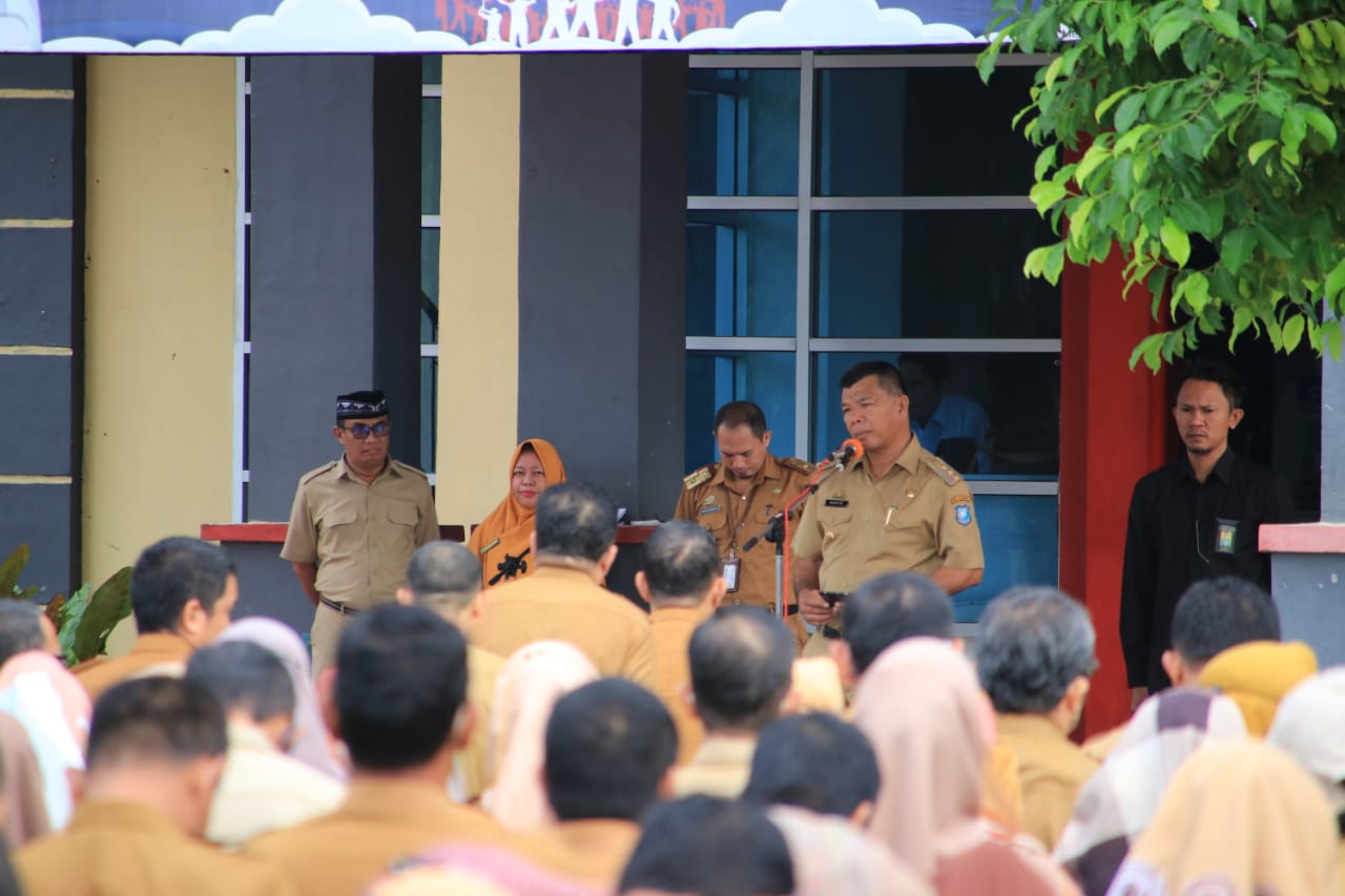 Bupati Bulukumba, Muchtar Ali Yusuf (Andi Utta) saat mengecek tingkat kehadiran ASN pada Apel Gabungan OPD di halaman Kantor Bupati Bulukumba. (Dok:Istimewa)
