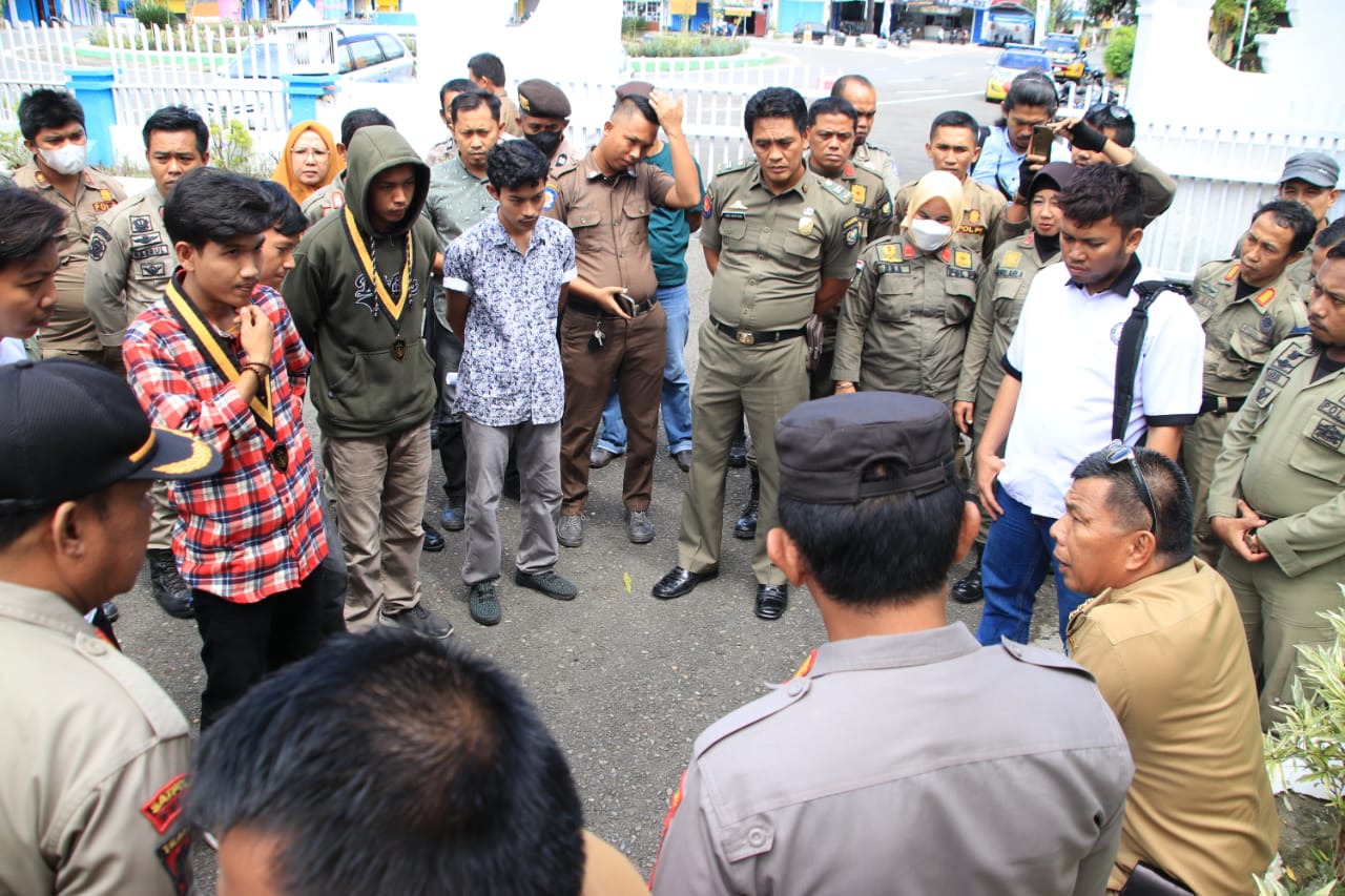 Bupati Kabupaten Bulukumba, Andi Muchtar Ali Yusuf (Andi Utta) menerima Aliansi Masyarakat Bersatu (Asatu) Bulukumba dengan berdiskusi guna mencari solusi terbaik baik atas dugaan pengadaan website di desa