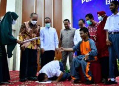 Penyandang Disabilitas Sujud Syukur Usai Terima E-KTP dari Gubernur Andi Sudirman. (Dok.Ist)