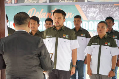 Ketua Federasi Yongmoodo Kota Parepare, Zulham Arief saat menerima bendera petaka Federasi Yongmoodo