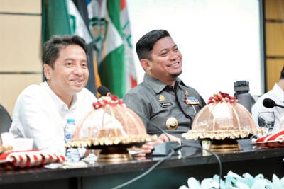 Rektor UIN Alauddin Makassar dan Bupati Gowa saat menyaksikan kerjasama pengelolaan rumah tahfizd di Gowa
