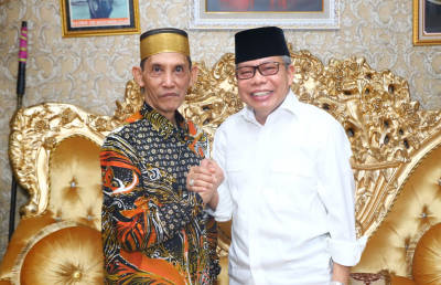 Raja Gowa Ke-38, Andi Kumala Idjo Daeng Sila Karaeng Lembang Batara Gowa III saat bersama Ketua DPD I Golkar Provinsi Sulsel, H. M. Taufan Pawe