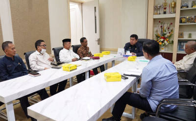 Sekprov Sulsel Abdul Hayat saat rapat terkait penentuan sholat Idul Adha