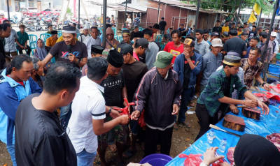 Ratusan warga Moncongloe padati pembagian daging qurban dari Benteng Kupa