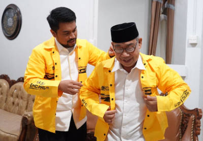 Wakil Wali Kota Parepare, Pangeran Rahim saat dikenakan jaket Golkar dari Sekertaris AMPG Sulsel, Zulham Arief
