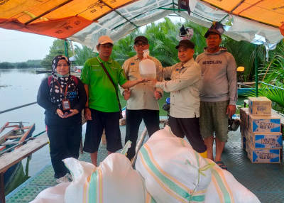 Pemprov Sulsel salurkan udang windu untuk masyarakat Pulau Lakkang