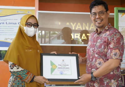 Wakil Bupati Bulukumba, Edy Manaf saat menyerahkan piagam penghargaan kepada PPNI Kabupaten Bulukumba.