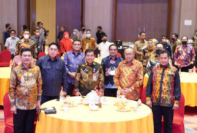 Sekretaris Jenderal Kementerian Dalam Negeri (Sekjen Kemendagri), Suhajar Diantoro saat bersama Sekda se-Indonesia, di Makassar. Dok Humas Pemprov Sulsel.