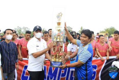 Bupati Bulukumba, Andi Utta saat menyerahkan hadiah kepada tim pemenangan sepakbola di Bulukumba. Dok Humas Bulukumba.