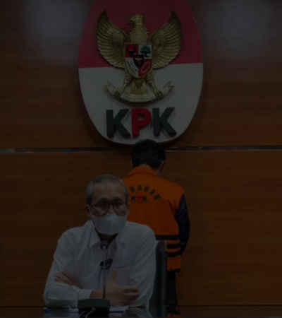 Mardani Maming menyerahkan diri ke Gedung Merah Putih KPK