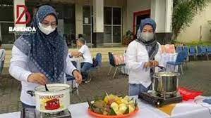 Minyak Goreng Langkah, Bapenda Makassar Bagikan Makanan Rebusan ke Pengendara Jalan