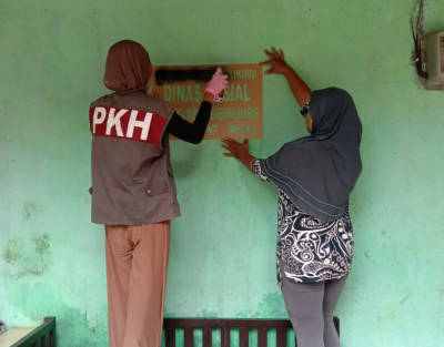 Penempel Lebel penerima bansos di Bulukumba