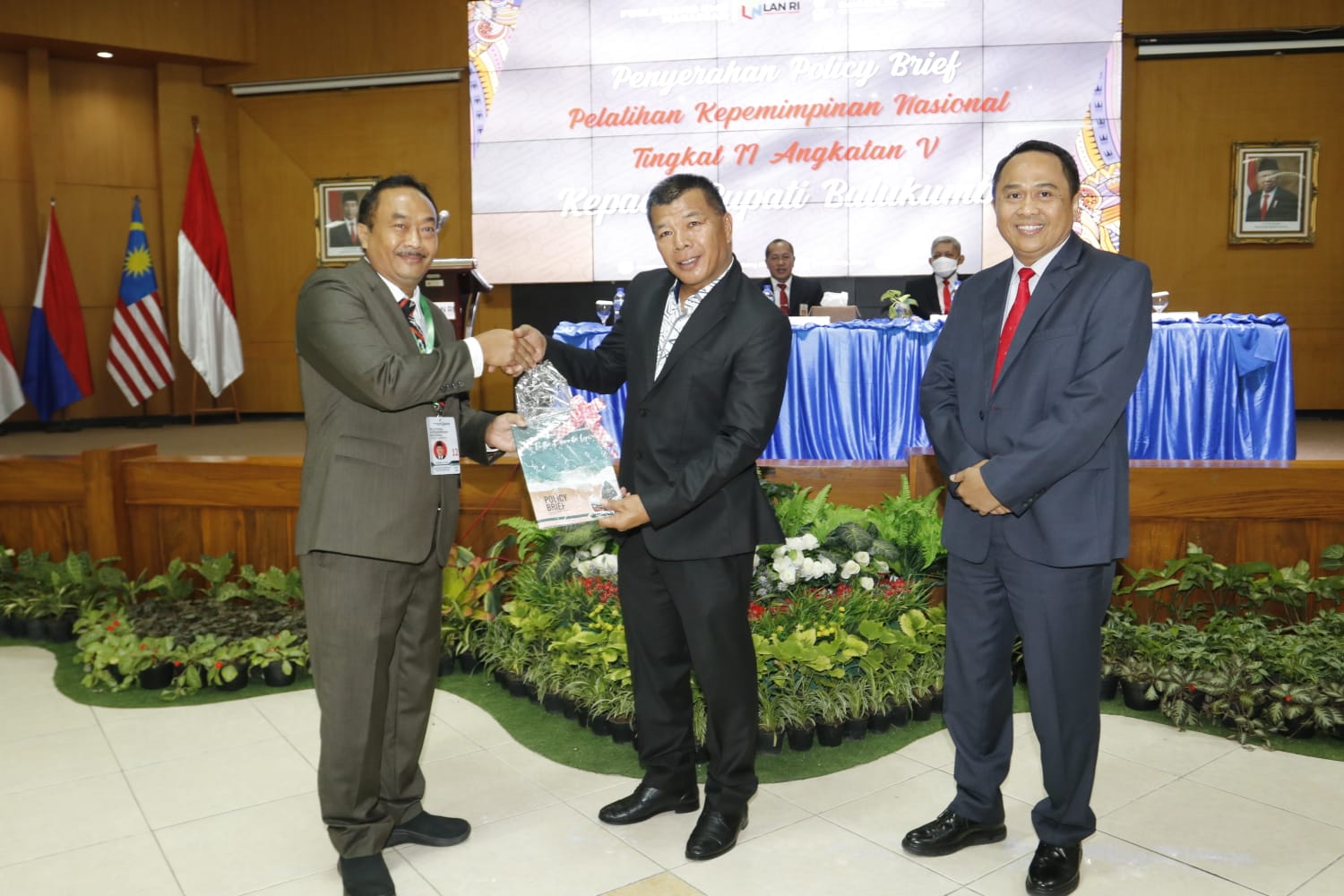 Bupati Andi Utta Menerima Policy Brief dari Peserta PKN