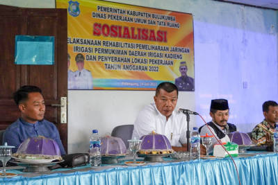 Bupati Andi Utta saat melakukan sosialisasi terkait pelaksanaan proyek.