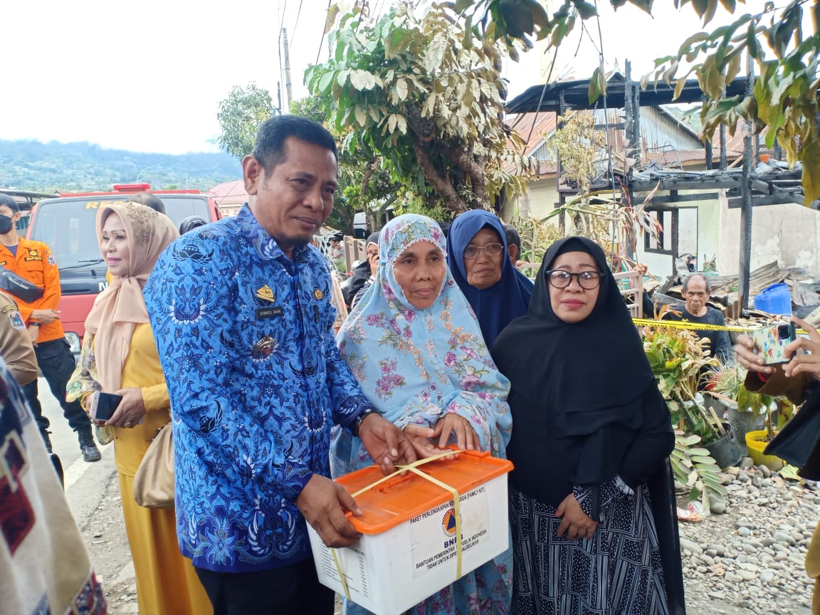 2 Rumah Panggung Terbakar di Enrekang, BPBD Sulsel Tanggap Cepat Salurkan Buffer Stock