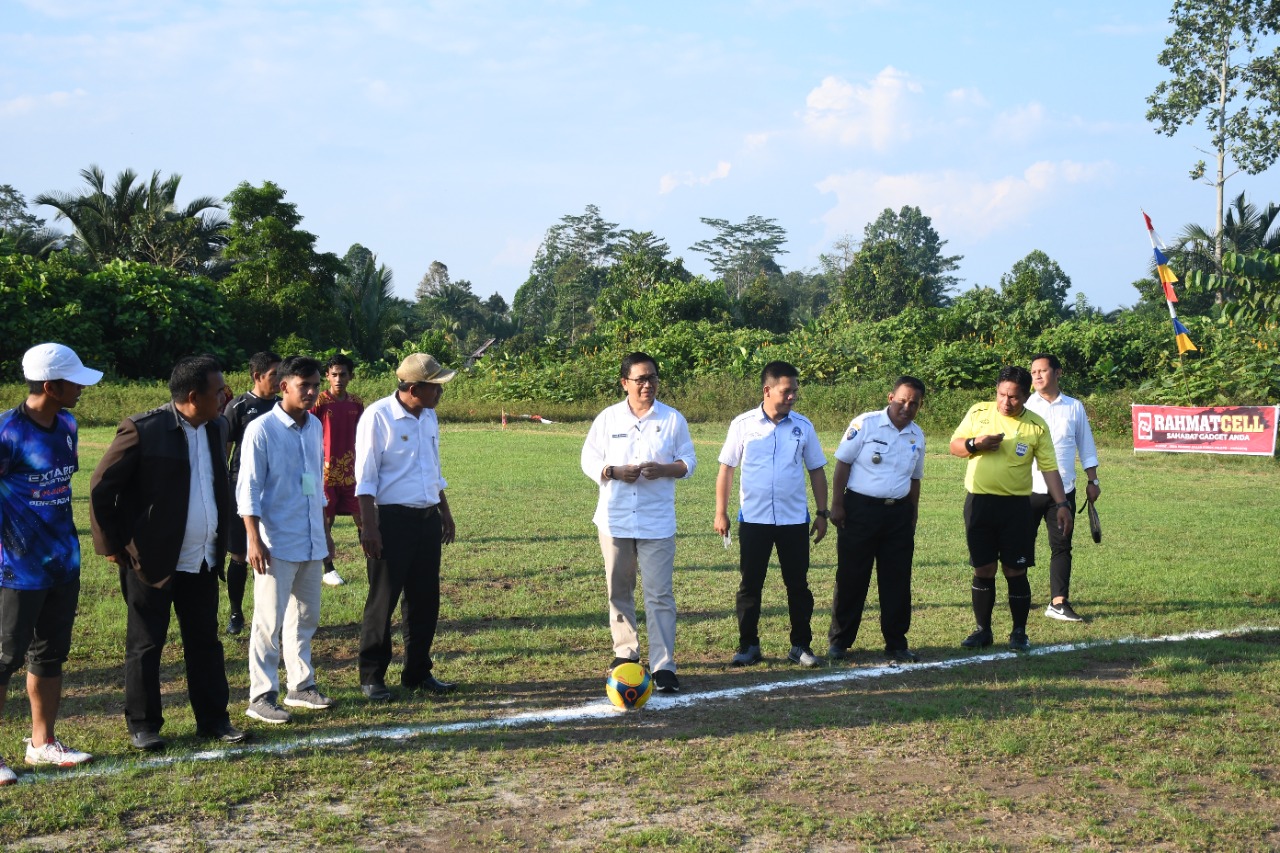 Pembukaan turnamen sepak bola tersebut ditandai dengan tendangan pertama oleh Wakil Bupati Luwu Utara