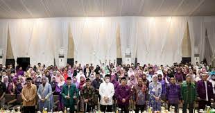 Wali Kota Makassar Moh Ramdhan Pomanto (Danny Pomanto) terlihat menghadiri acara halal bi halal Himpunan Keluarga Massenrempulu (HIKMA) 2022 di Kediaman Pribadinya Jalan Amirullah Makassar