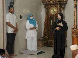 Wakil Wali Kota Makassar, Fatmawati Rusdi di salah satu masjid di Kota Makassar.