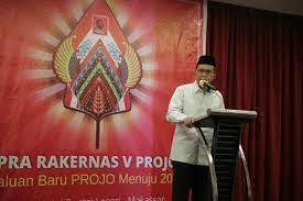 Dewan Pimpinan Daerah (DPD) Projo Sulsel menggelar Forum Pra Rapat Kerja Nasional (Rakernas) V Projo yang dirangkaikan dengan buka puasa bersama di Fave Hotel, Jalan Dg. Tompo. Minggu (10/4/2022). Forum Pra Rakernas diikuti pengurus DPD Projo Sulawesi Selatan dan DPC-DPC Projo Se Sulawesi Selatan ( Ketua, Sekretaris, dan Bendahara). Ketua DPD Projo Sulsel Herwin Nini Ala mengatakan, peserta yang hadir dalam forum Pra Rakenas ini dihadiri 15 Dewan Pembina Cabang (DPC) se Sulsel. “Kita sekarang kumpul 15 DPC pengurus, untuk persiapan rakernas nanti, apakah nanti yang akan kita sampaikan masih bersifat intern, jadi belum kita bisa sampaikan disini,” ucapnya. Sementara itu Wali Kota Makassar, Moh Ramdhan Pomanto, (Danny Pomanto) yang juga selaku dewan pembina Projo Sulsel berharap pada rakernas nanti di Kota Magelang DPC Sulsel bisa membawa visi misi Pemkot Makassar. “Pemkot Makassar memiliki visi dan misi yang tentunya mempercepat mewujudkan Makasar sebagai kota dunia, seperti halnya pemerintah pusat yang mencanangkan Metaverse, demikian juga Pemkot Makassar dengan Makassar Metaverse (Makaverse),” jelasnya. Rencananya Forum Rakernas V akan dilangsungkan di Kota Magelang provinsi Jawa Tengah pada bulan Mei mendatang dan akan diikuti seluruh DPD dari seluruh Indonesia