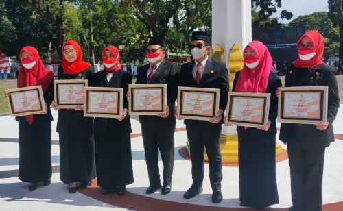 Momentum Hari Ulang Tahun (HUT) Republik Indonesia (RI) ke 77 tahun, Gubernur Sulawesi Selatan (Sulsel), Andi Sudirman Sulaiman anugerahi penghargaan kepada Direktur RSUD Labuang Baji Provinsi Sulsel, drg. H. Abdul Haris Nawawi, M,Kes.