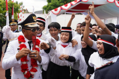 Bupati Bulukumba Muchtar Ali Yusuf menyerahkan secara simbolis SK Menkumham tentang pemberian Remisi Umum bagi Narapidana dan Anak dalam rangka Hari Kemerdekaan RI di halaman Kantor Lapas Kelas IIA Bulukumba
