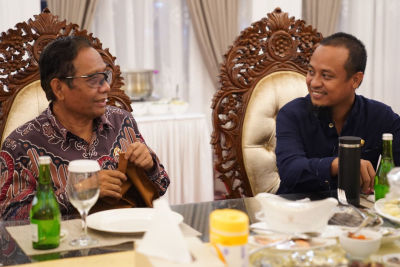 Gubernur Sulawesi Selatan, Andi Sudirman Sulaiman menyambut Menko Polhukam RI (Plt. Menpan-RB), Mohammad Mahfud MD bersama rombongan di Rumah Jabatan Gubernur Sulsel, Kamis malam, 18 Agustus 2022.