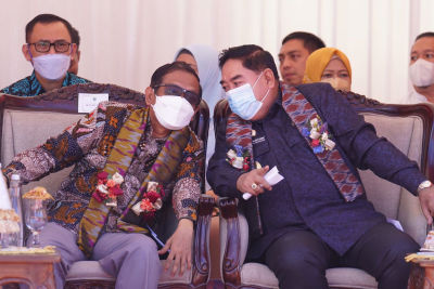 Sekertaris Daerah Provinsi Sulawesi Selatan (Sulsel), Abdul Hayat Gani, mendampingi Pelaksana Tugas (Plt) Menteri Pendayagunaan Aparatur Negara dan Reformasi Birokrasi (Menpan RB), Prof Mahfud MD, saat peresmian Mal Pelayanan Publik (MPP) di Kabupaten Maros.