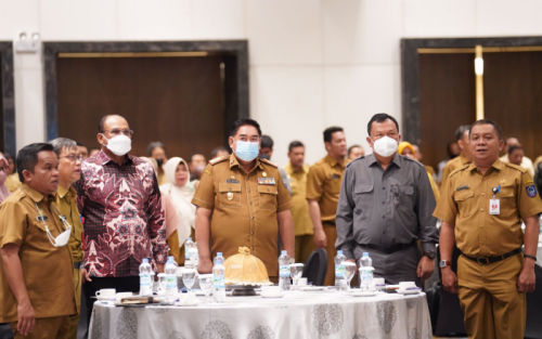 Dirjen Bina Adwil Mendagri RI, Safrizal ZA didampingi langsung Sekprov Sulsel, Abdul Hayat, Kepala Biro Pemerintah Setda Pemprov Sulsel, Idham Kadir, Kepala DPM-PTSP Provinsi Sulsel, Sulkaf S Latief dan Bappelitbangda Sulsel, Junaedi. Dok Adpim Sulsel.
