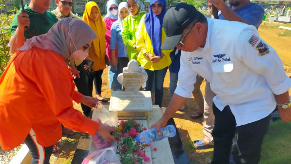 Bupati Bulukumba Andi Muchtar Ali Yusuf tak mampu menahan air matanya. Perasaan tersebut kembali membuncah saat ia menziarahi makam adiknya Andi Muhammad Yusuf di pekuburan Macanda Kabupaten Gowa.
