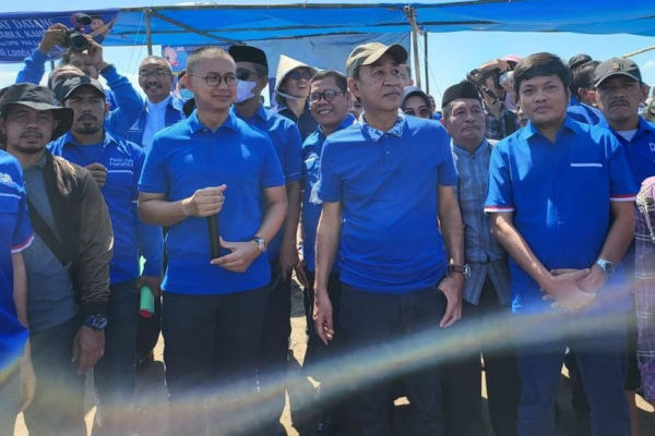 Ketua Komisi VIII DPR RI, Ashabul Kahfi dan sejumlah elite PAN Sulsel saat menyaksikan balapan perahu di Barombong.