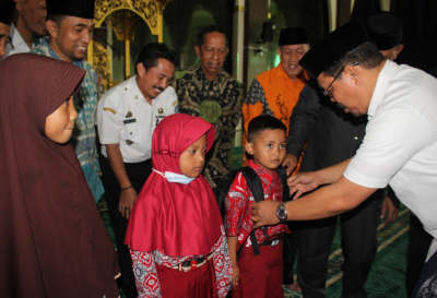 Kebijakan Pemerintah Kabupaten Bulukumba memberlakukan kewajibam zakat bagi ASN senilai 2,5 persen telah menuai manfaat, diantaranya pembagian Tas Cerdas BAZNAS kepada 500 anak siswa SD dan SMP di sepuluh kecamatan.