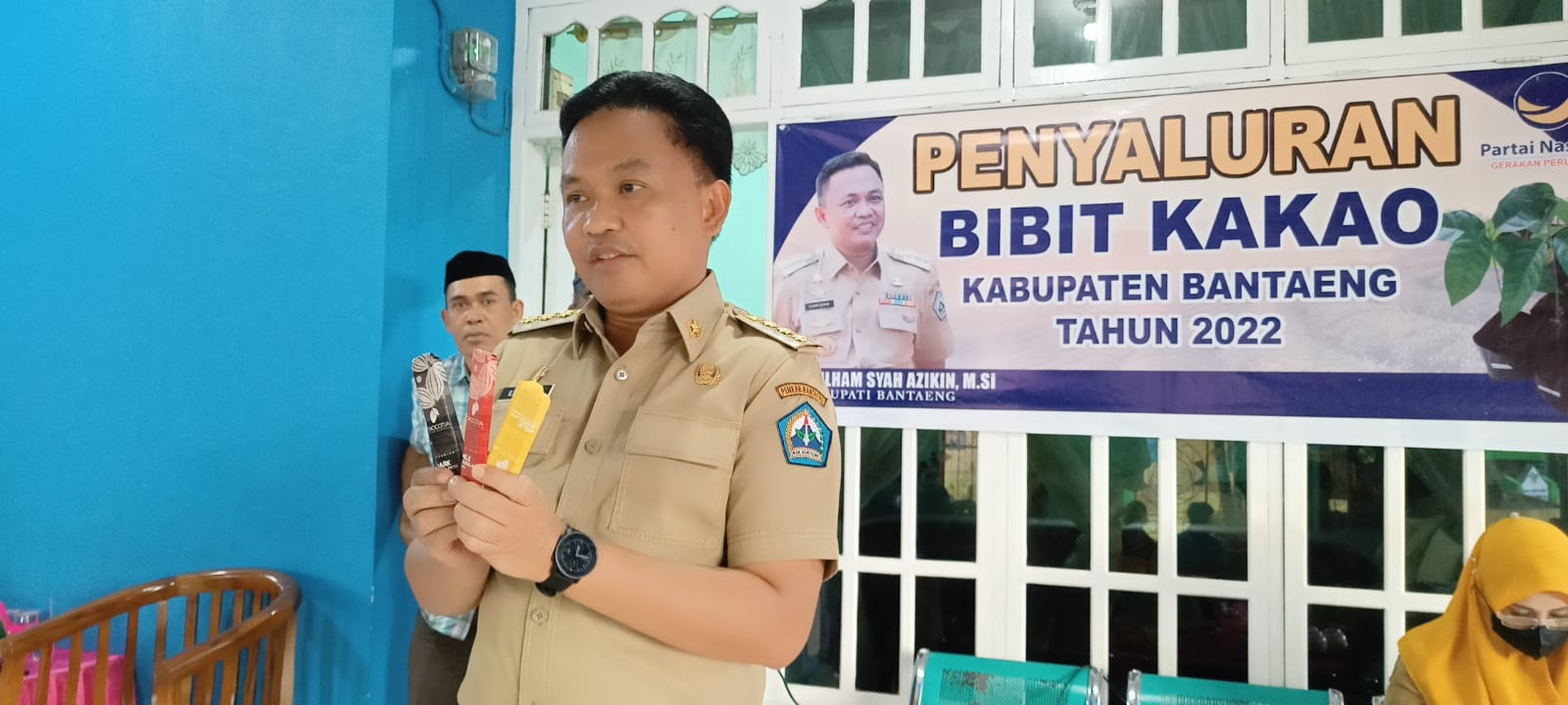 Bupati Kabupaten Bantaeng, Ilham Syah Azikin memperkenalkan produk premium Industri Kecil Menengah (IKM) Chocotua dihapan petani kakao.