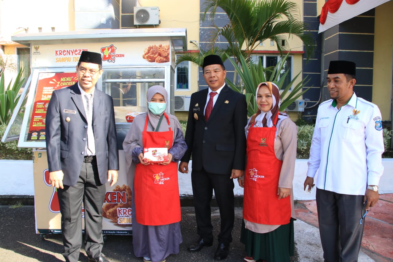 Bupati Andi Muchtar Ali Yusuf menyerahkan bantuan dari Badan Amil Zakat Nasional (Baznas) Bulukumba