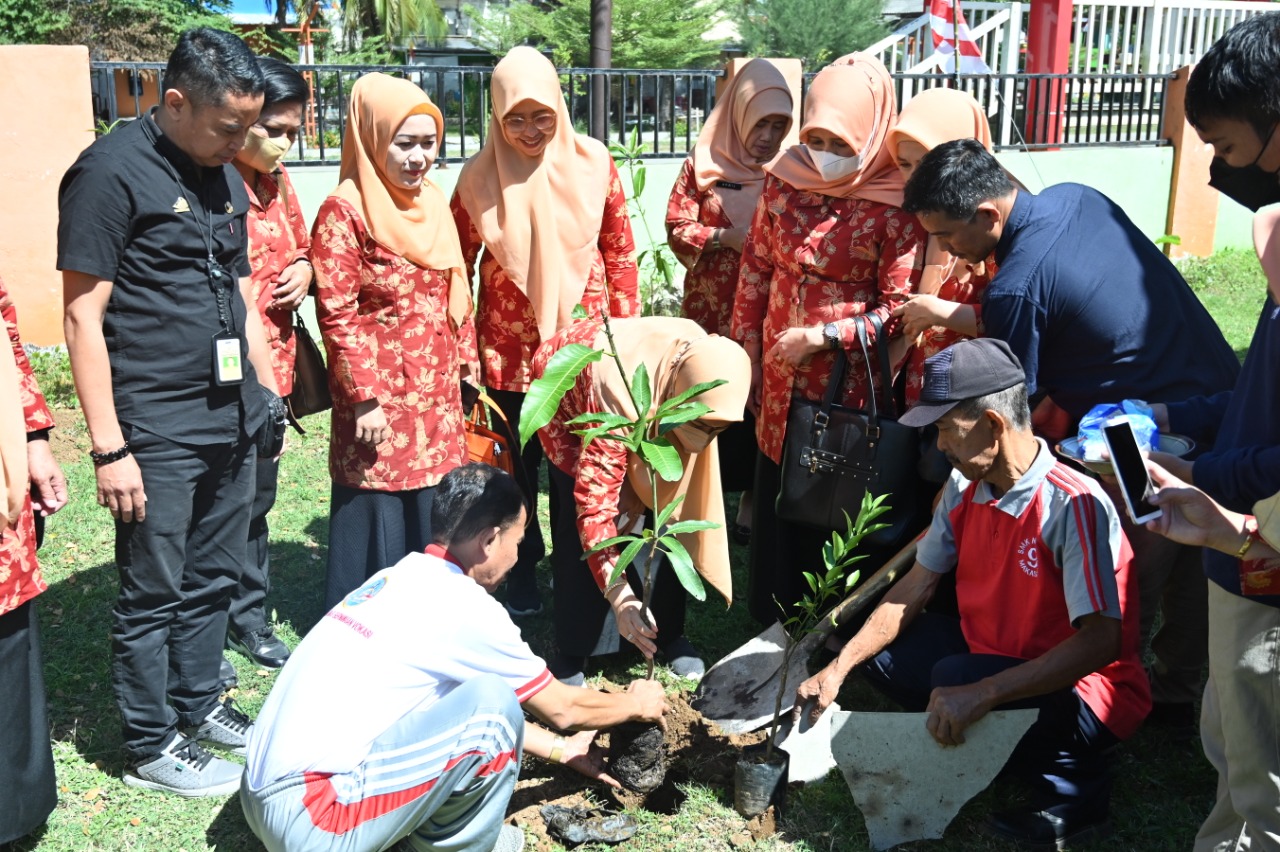 Semarakkan Hari Anak Nasional, DWP Sulsel Tanam Pohon di SMA-SMK