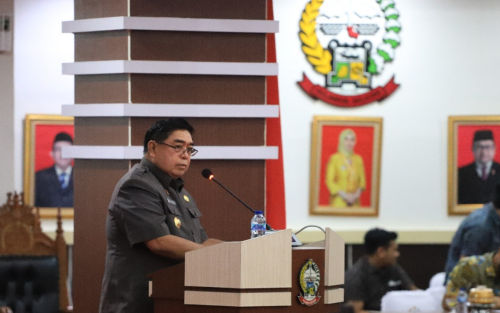 Sekretaris Daerah Provinsi Sulsel, Abdul Hayat, mewakili Gubernur Sulsel, Andi Sudirman Sulaiman, membahas Rancangan Peraturan Daerah (Ranperda) Nomor 10 Tahun 2016.
