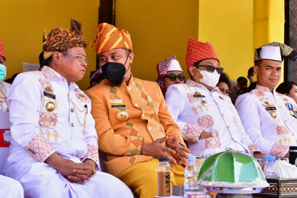 Gubernur Sulawesi Selatan Andi Sudirman Sulaiman melihat dan menilai Kabupaten Toraja Utara di usianya 14 tahun telah bertransformasi menjadi kabupaten yang berkembang dengan luar biasa.
